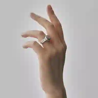 925