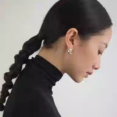 925