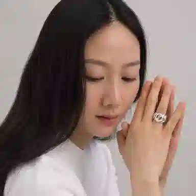 925