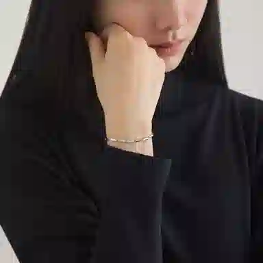 925