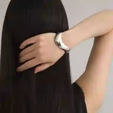 925