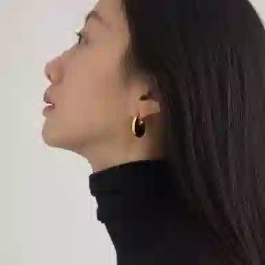 925