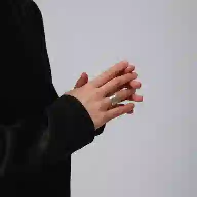 925