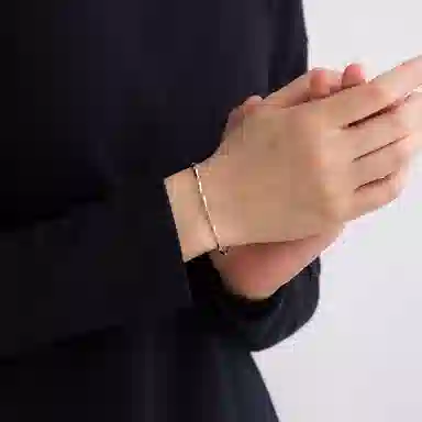 925