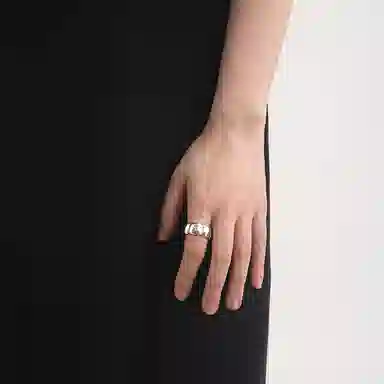 925