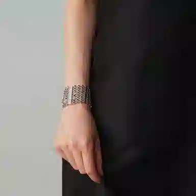 925
