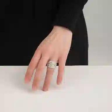 925