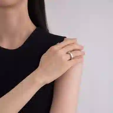 925