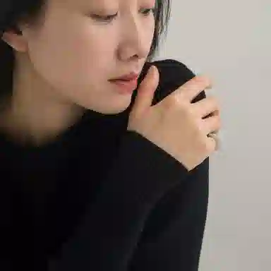 925