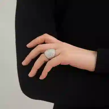 925