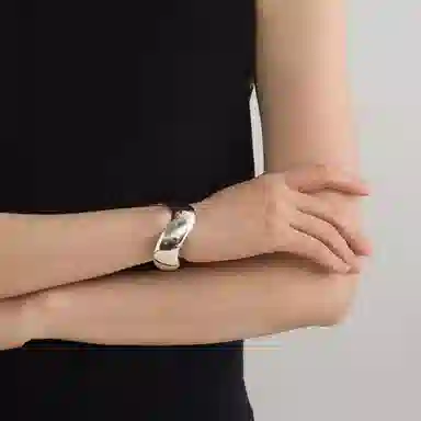 925