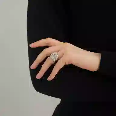 925