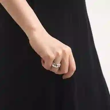 925