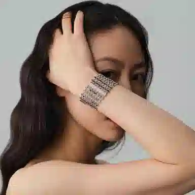 925