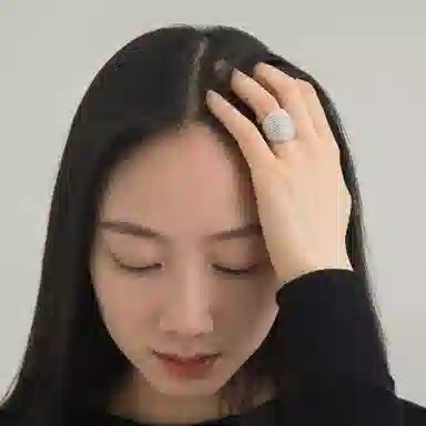 925