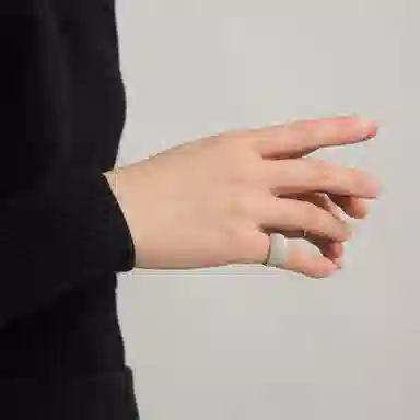 925