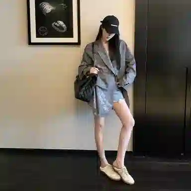 周淼 设计感宽松格子印花休闲西装 女款 格纹灰涂鸦