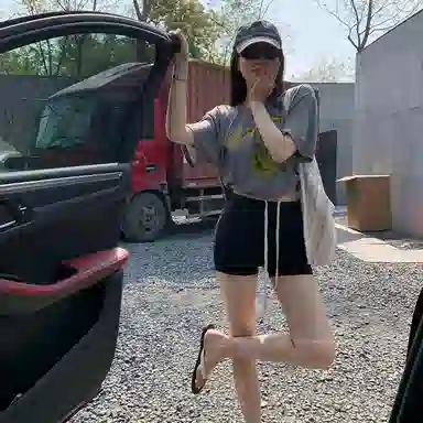 周淼 纯色高腰系带休闲短裤 女款