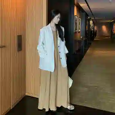 周淼 纯色简约休闲舒适吊带连衣裙 女款