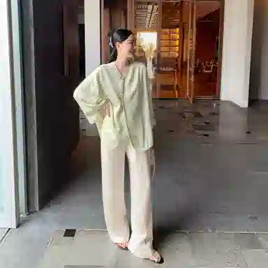 周淼 纯色高腰压褶宽松直筒休闲裤 女款