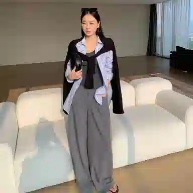 周淼 纯色前片斜向分割宽松阔腿西装休闲裤 女款