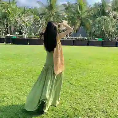 周淼 打揽工艺收腰侧开衩气质吊带连衣裙 女款