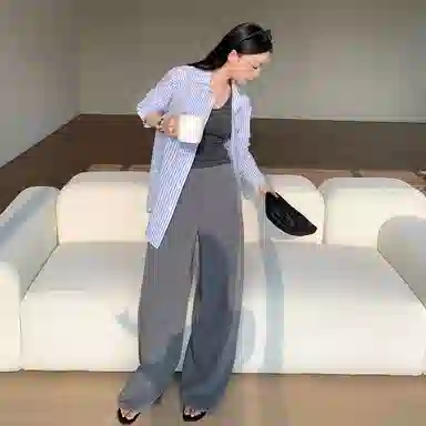 周淼 纯色前片斜向分割宽松阔腿西装休闲裤 女款
