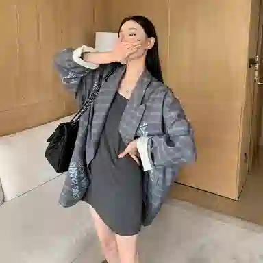 周淼 设计感宽松格子印花休闲西装 女款 格纹灰涂鸦
