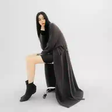 周淼 纯色落肩收腰暗扣中长款针织衫 女款
