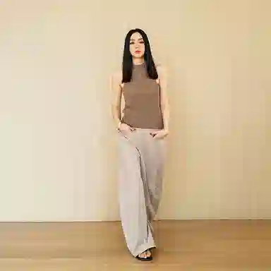 周淼 纯色前片斜向分割宽松阔腿西装休闲裤 女款