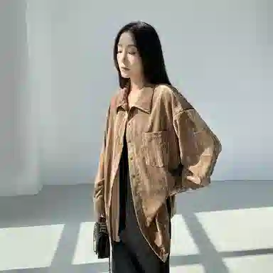 周淼 竖纹肌理丝绒尖领落肩设计感宽松单排扣长袖衬衫 女款