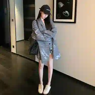 周淼 设计感宽松格子印花休闲西装 女款 格纹灰涂鸦
