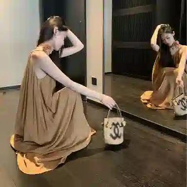 周淼 纯色简约休闲舒适吊带连衣裙 女款