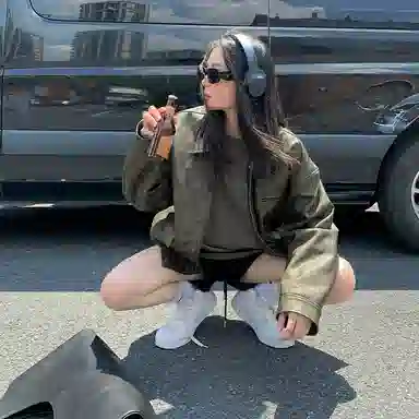 周淼 复古水洗纹理休闲宽松机车皮衣外套 女款