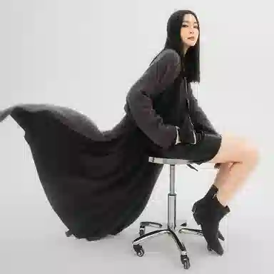 周淼 纯色落肩收腰暗扣中长款针织衫 女款