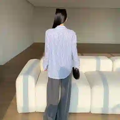 周淼 纯色前片斜向分割宽松阔腿西装休闲裤 女款