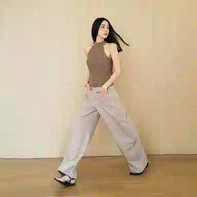 周淼 纯色前片斜向分割宽松阔腿西装休闲裤 女款