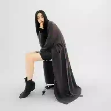 周淼 纯色落肩收腰暗扣中长款针织衫 女款