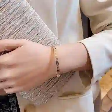 阿梵尼 真爱系列字母设计款开口高级轻奢气质  钛钢 手镯 女款