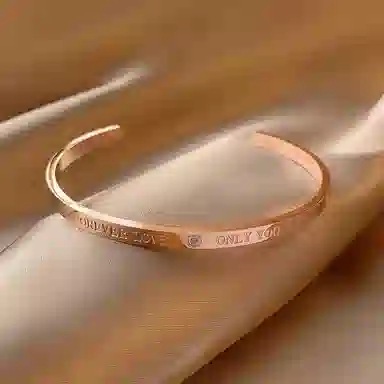 阿梵尼 真爱系列字母设计款开口高级轻奢气质  钛钢 手镯 女款