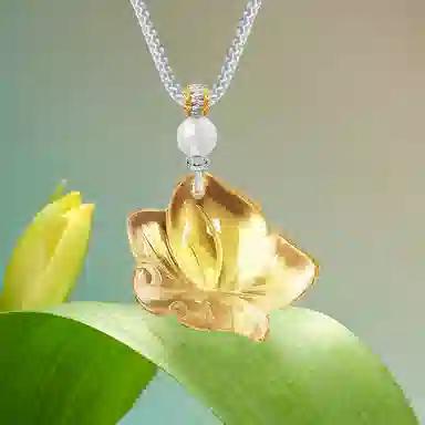 阿梵尼 粉色芙蓉石蝴蝶吊坠 清新甜美 锁骨链 轻奢高级感 水晶 项链 女款