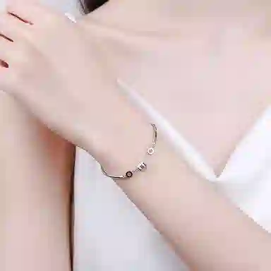 925
