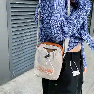 笛贝嘉 韩版抽绳轻便小众时尚个性 尼龙 手机包 男女同款情侣款 多色