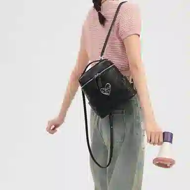 爱路喜 时尚小众旅游轻便通勤背包 合成革 双肩包