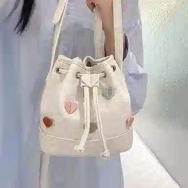 爱路喜 小众设计彩色爱心 合成革 水桶包斜挎包 常规 女款 皓月白