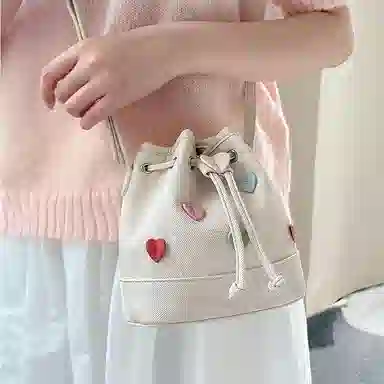 爱路喜 小众设计彩色爱心 合成革 水桶包斜挎包 常规 女款 皓月白