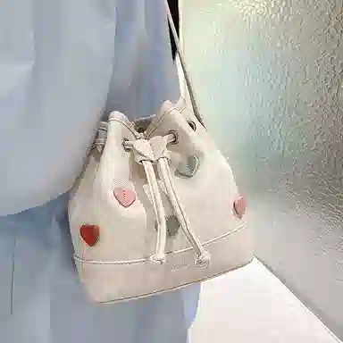爱路喜 小众设计彩色爱心 合成革 水桶包斜挎包 常规 女款 皓月白