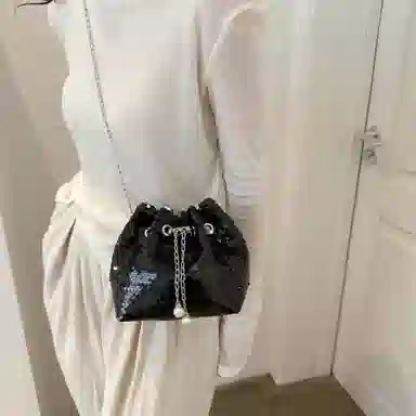 韩版小众设计简约休闲水桶包时尚质感 亮片 斜挎单肩包 常规 女款 黑色 /银色