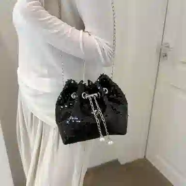 韩版小众设计简约休闲水桶包时尚质感 亮片 斜挎单肩包 常规 女款 黑色 /银色