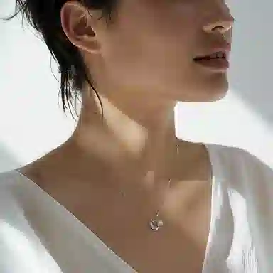 925